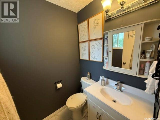 208 East AVENUE — photo 13 of 24
