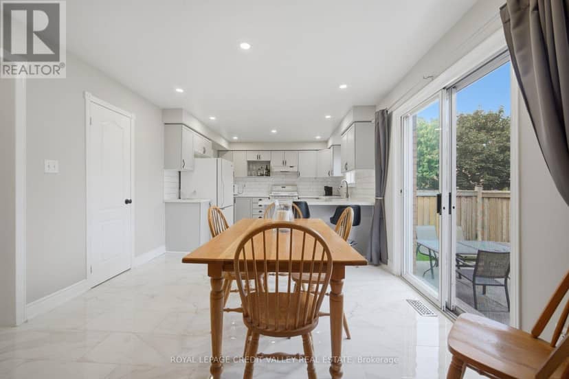 8 Livingston Drive — photo 11 of 38