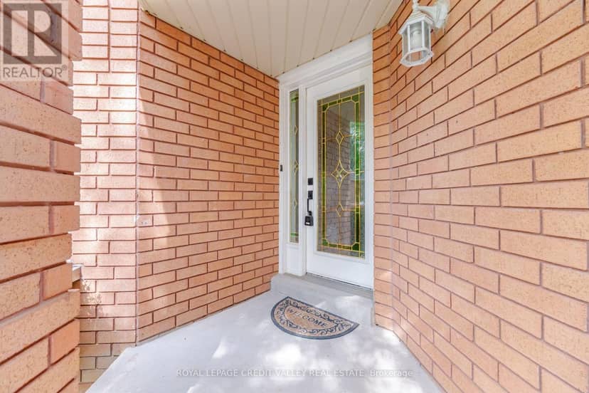 8 Livingston Drive — photo 2 of 38