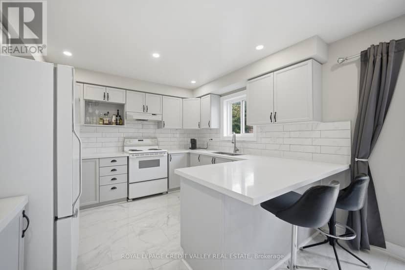 8 Livingston Drive — photo 9 of 38
