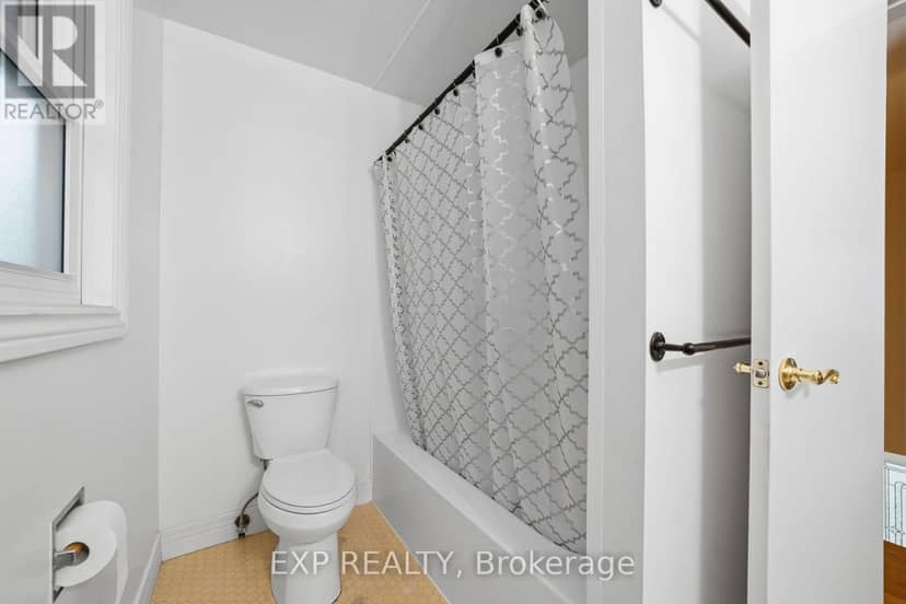 42 Queen Mary Crescent — photo 17 of 33
