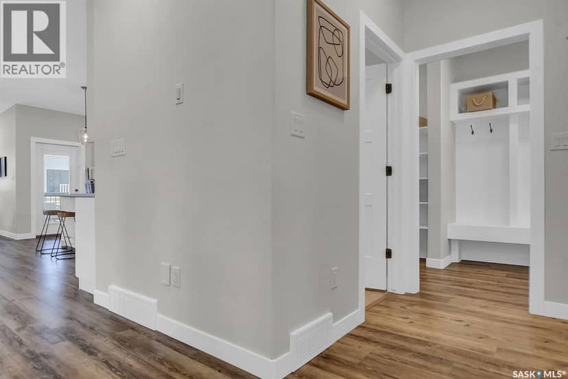 273 Lakeside BOULEVARD — photo 9 of 12
