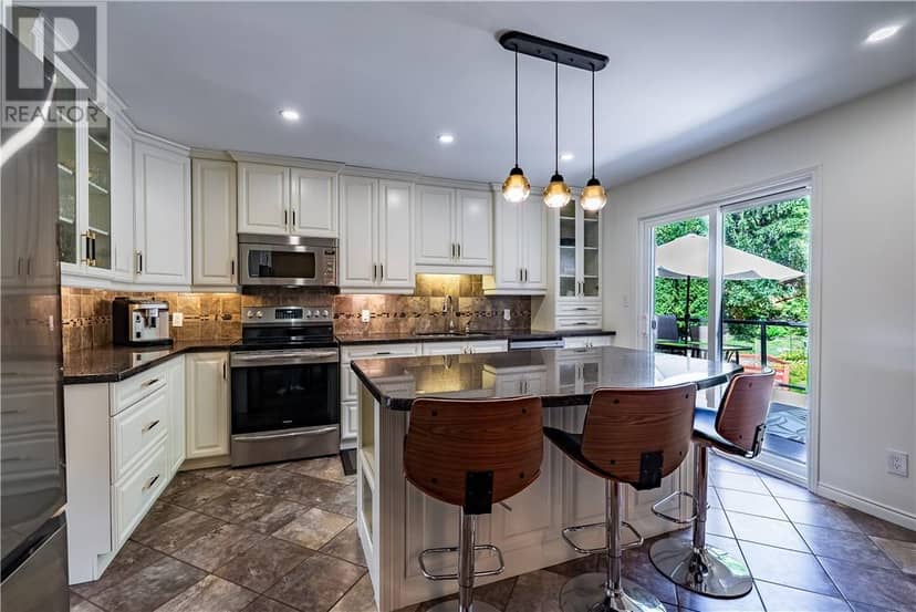 2376 Greenwood Drive — photo 17 of 40