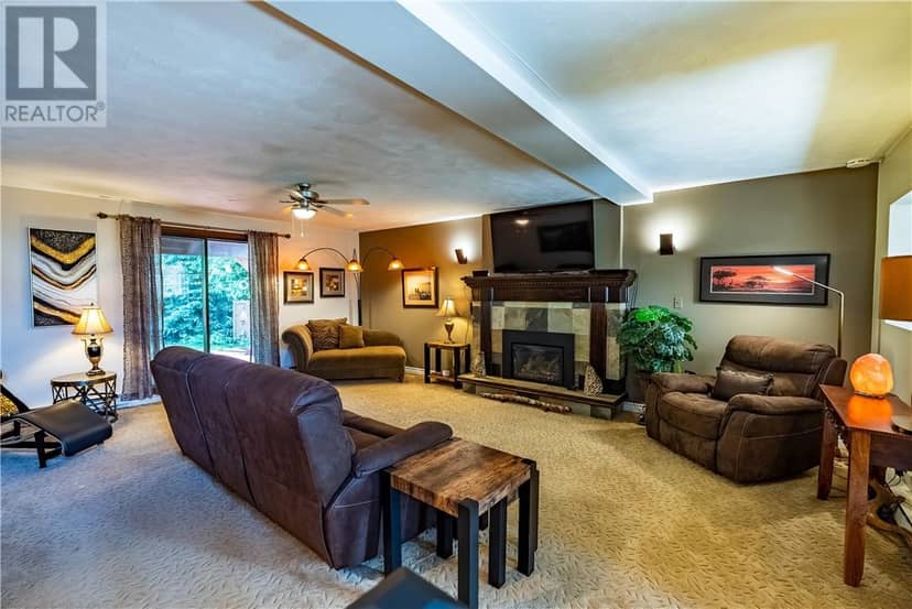 2376 Greenwood Drive — photo 31 of 40