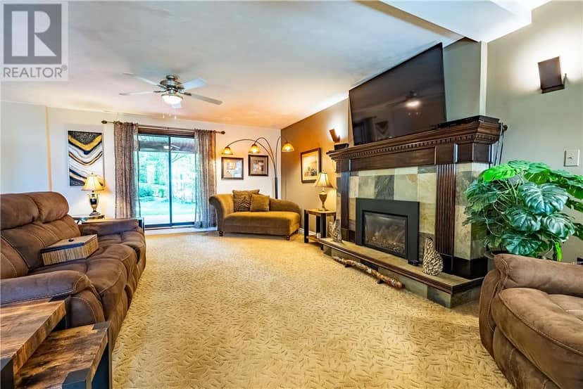 2376 Greenwood Drive — photo 37 of 40