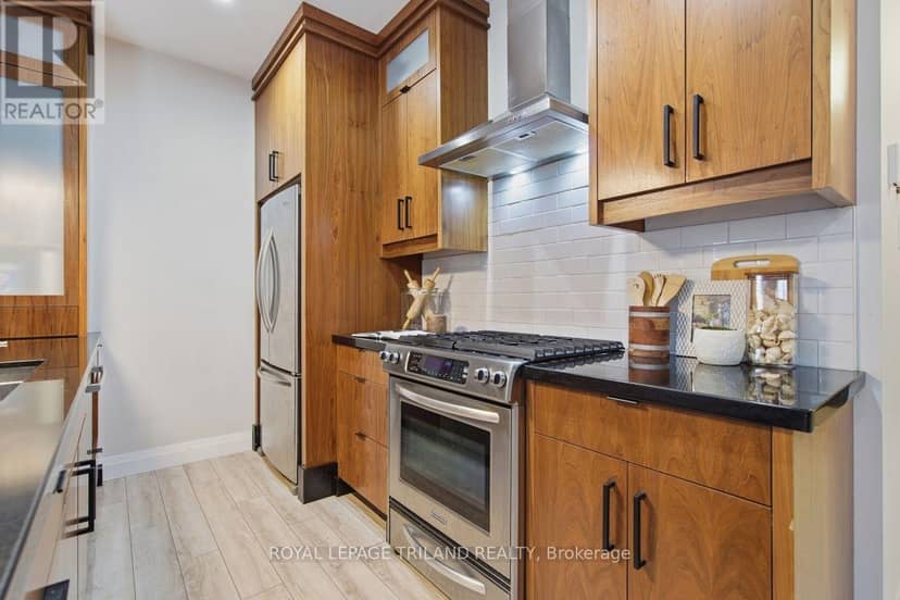 4 - 433 Hyde Park Road — photo 13 of 40