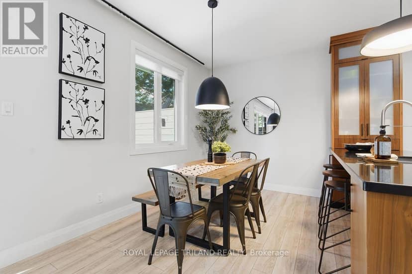 4 - 433 Hyde Park Road — photo 15 of 40
