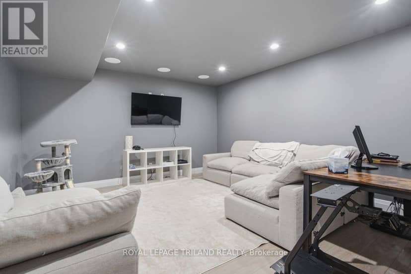 4 - 433 Hyde Park Road — photo 32 of 40