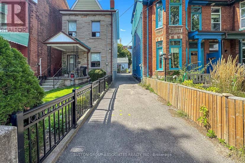 18 1/2 Bellevue Avenue — photo 2 of 28