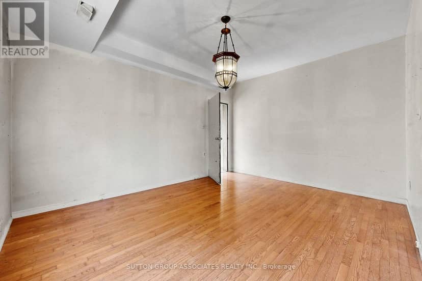 18 1/2 Bellevue Avenue — photo 8 of 28