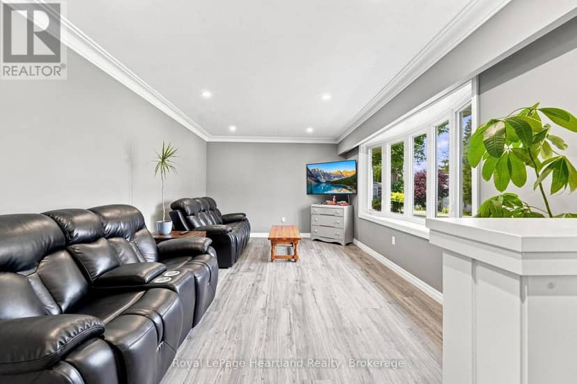 3042 Albert Street — photo 11 of 40