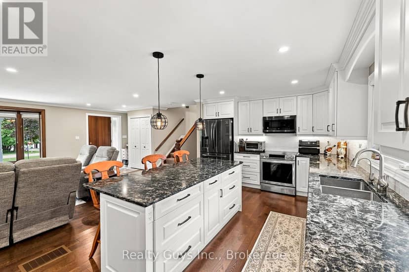 498 Ava Crescent — photo 11 of 40