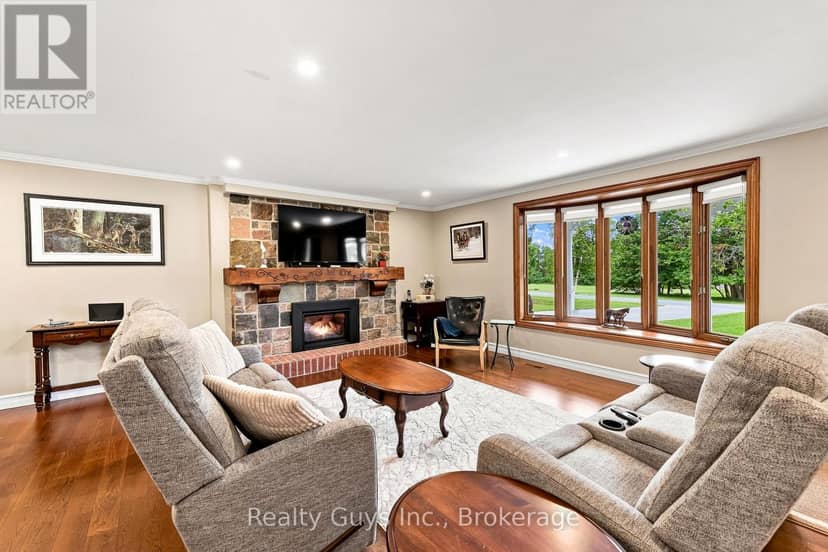 498 Ava Crescent — photo 7 of 40