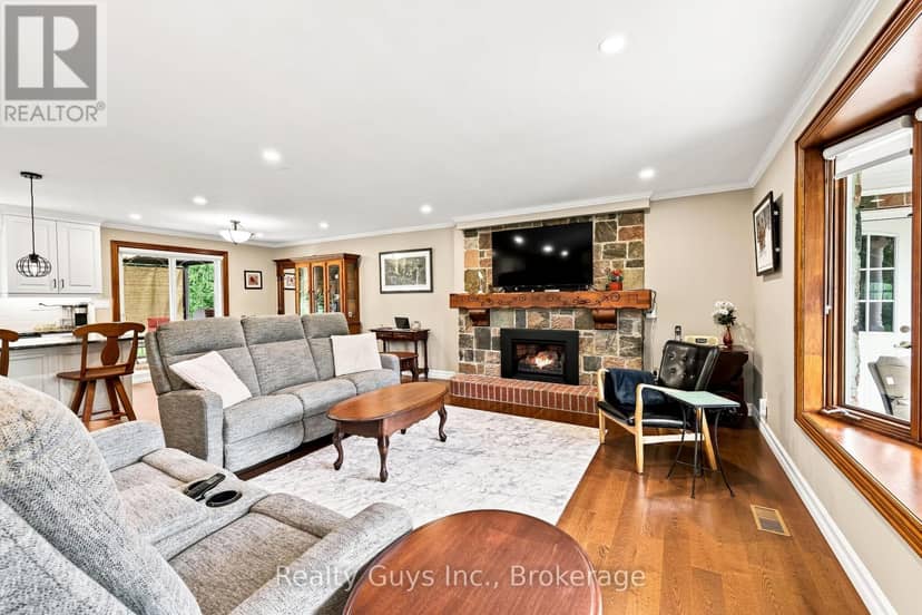 498 Ava Crescent — photo 8 of 40