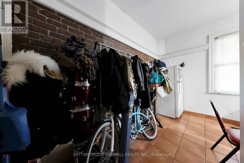 1060 College Street — photo 11 of 40