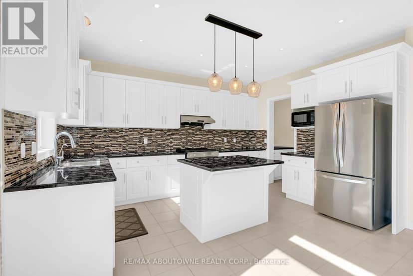 94 Ambrous Crescent — photo 15 of 40