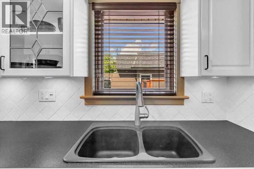 2211 45 Street SE — photo 11 of 40