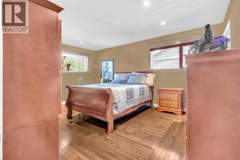 2211 45 Street SE — photo 17 of 40