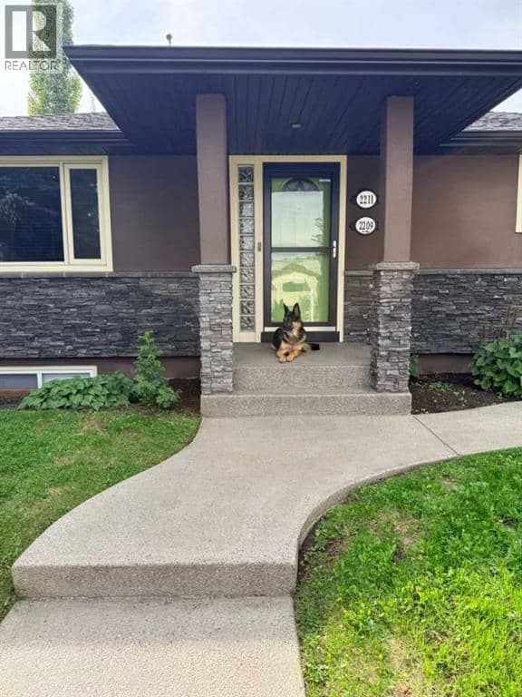2211 45 Street SE, Calgary, photo 2