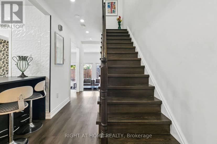 12 L'amoreaux Drive — photo 2 of 26
