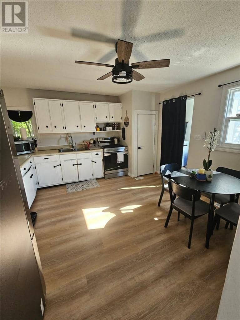 1560 Weller Street — photo 2 of 11