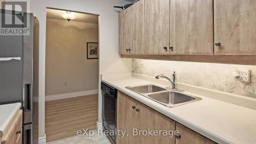 402 - 5 Valleyside Drive — photo 2 of 16