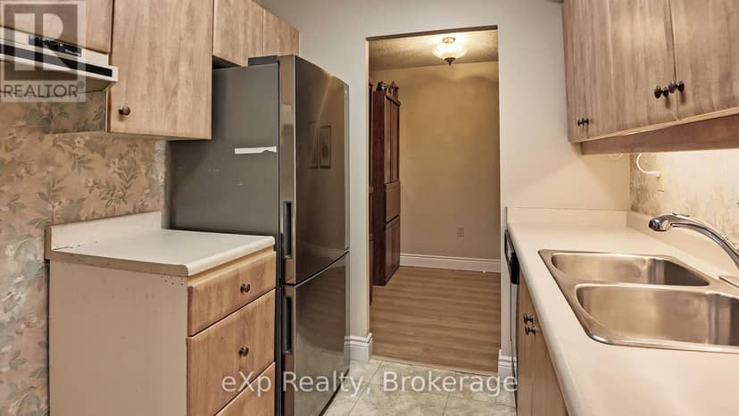 402 - 5 Valleyside Drive — photo 3 of 16