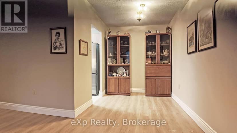 402 - 5 Valleyside Drive — photo 4 of 16