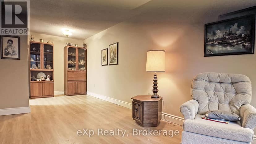 402 - 5 Valleyside Drive — photo 5 of 16