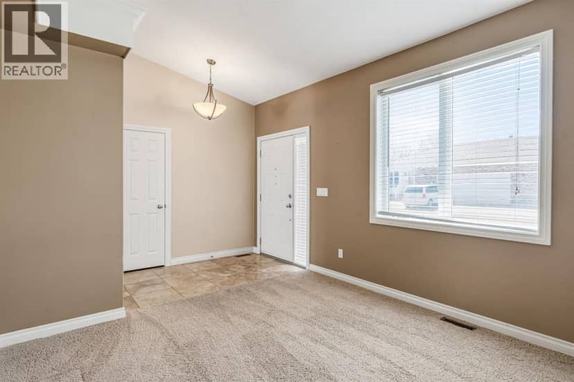 258 2A Street W, Cardston, photo 3