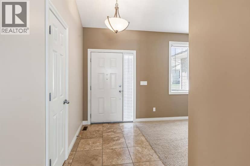 258 2A Street W, Cardston, photo 2