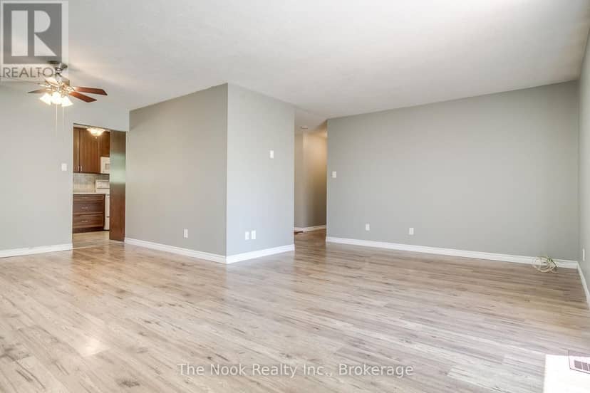95 Peacock Boulevard — photo 3 of 24
