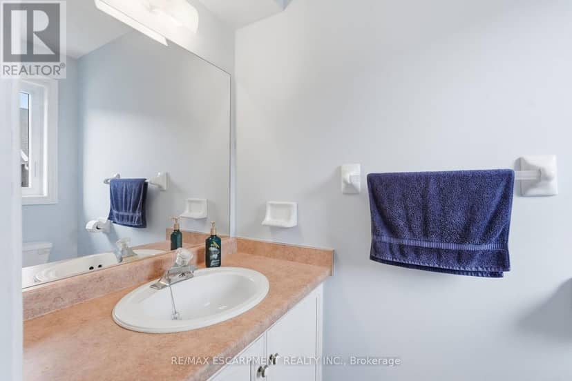 2 - 222 Fellowes Crescent — photo 5 of 32