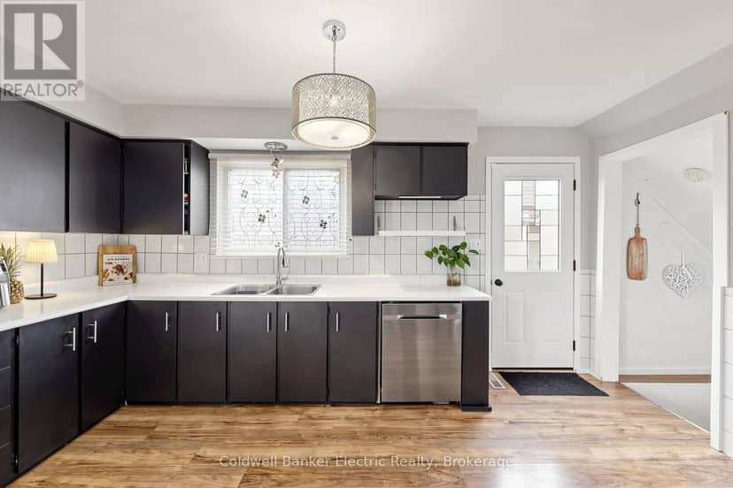 900 Southridge Street — photo 11 of 39
