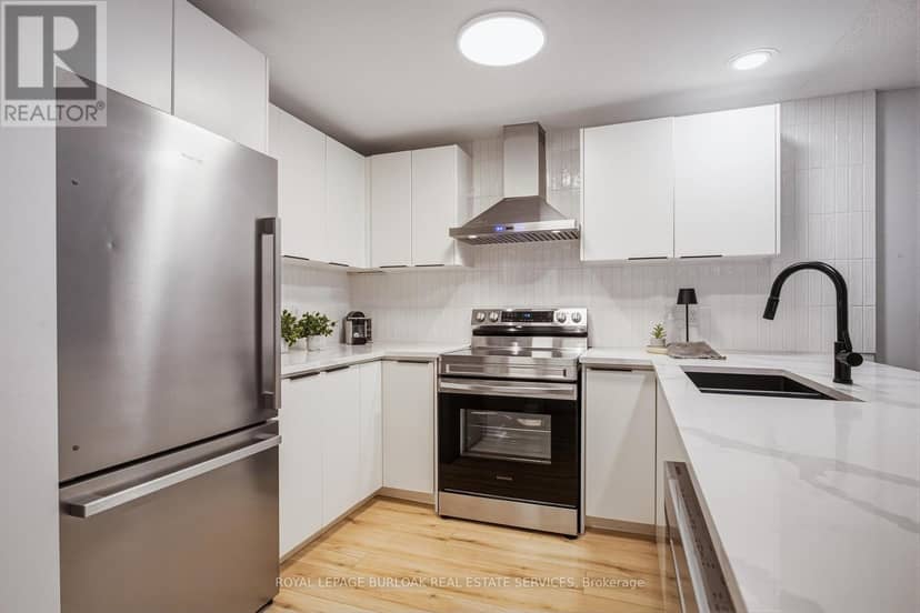 111 - 262 Dundas Street E — photo 8 of 39