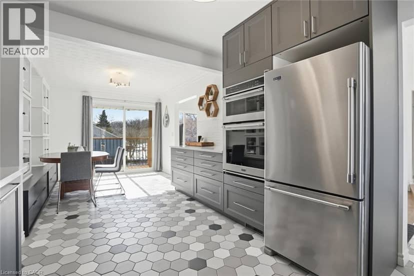 81 THOMSON Drive — photo 15 of 40