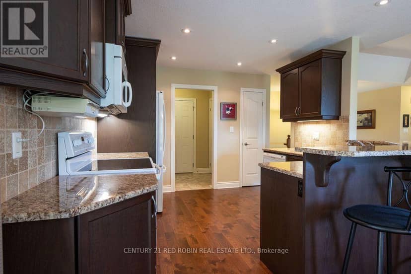 468 Macdonald Street — photo 10 of 40
