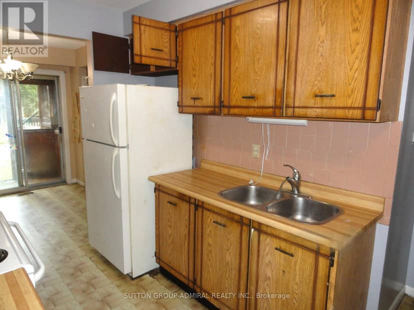 228 Royal Salisbury Way — photo 2 of 8