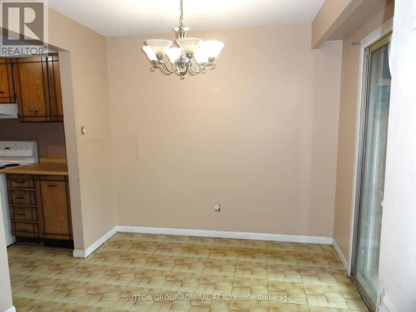 228 Royal Salisbury Way — photo 4 of 8