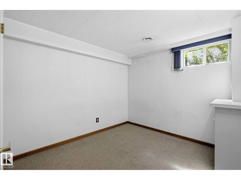 10527 137 AV NW — photo 14 of 38