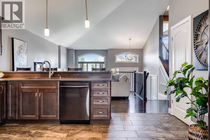 64 Valencia DRIVE — photo 13 of 40
