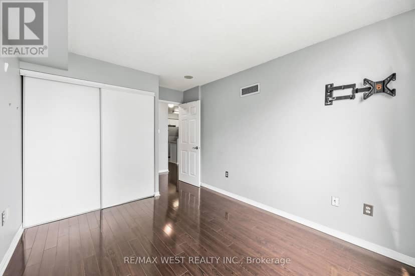 809 - 15 Michael Power Place — photo 28 of 40