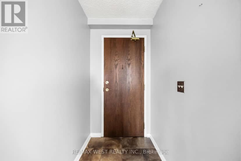 809 - 15 Michael Power Place — photo 7 of 40