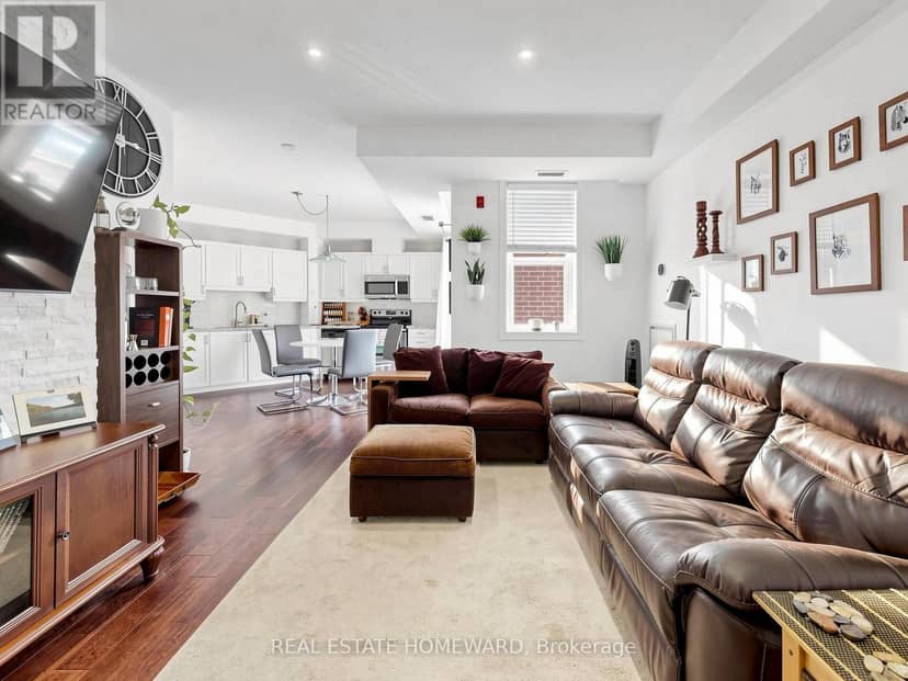 309 - 15450 Yonge Street — photo 2 of 27