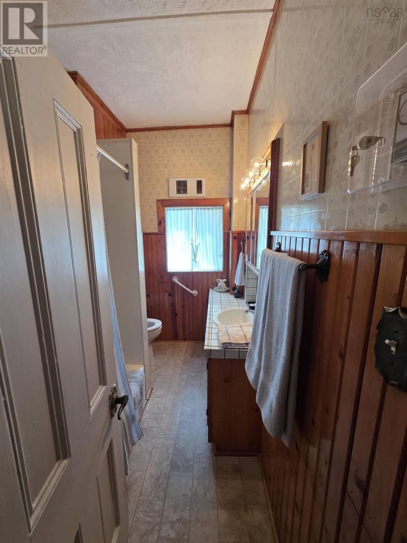673 George St Street — photo 4 of 37