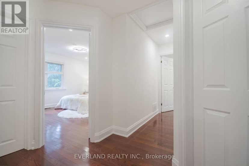 351 Lawrence Avenue W — photo 15 of 38