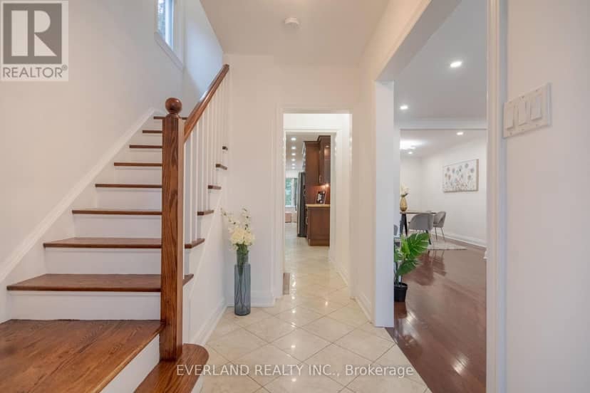 351 Lawrence Avenue W — photo 3 of 38