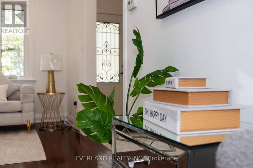 351 Lawrence Avenue W — photo 4 of 38