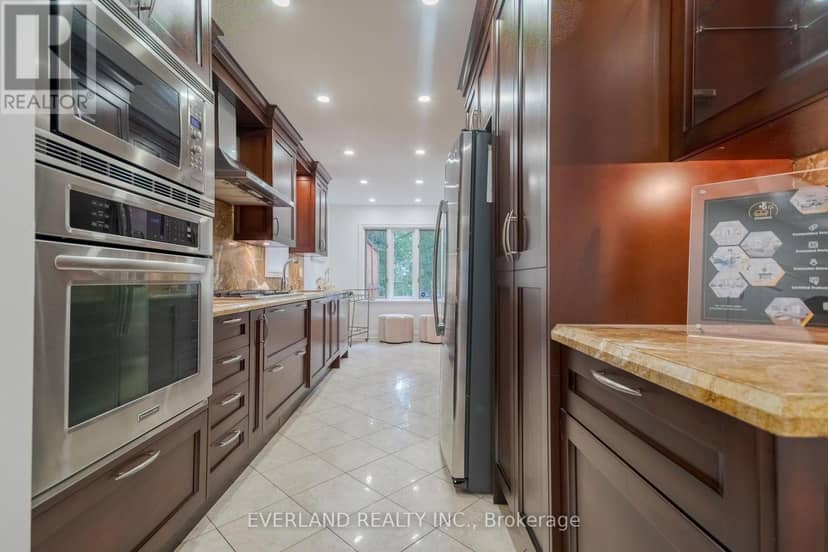 351 Lawrence Avenue W — photo 5 of 38
