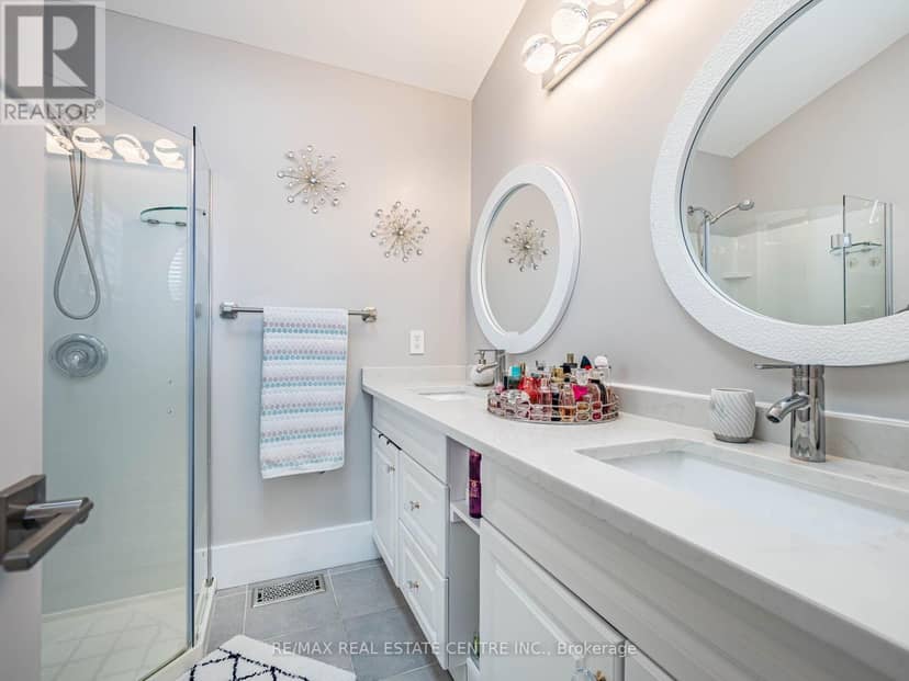 114 Parkwood Crescent — photo 32 of 40